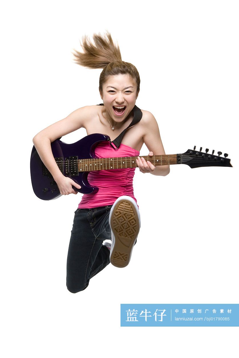 充满活力的年轻人弹吉他