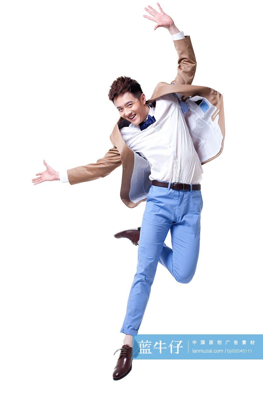 时尚的商务男士跳跃