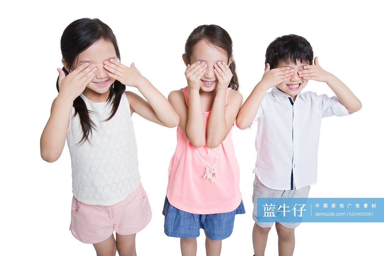 快乐的儿童用手蒙住眼睛