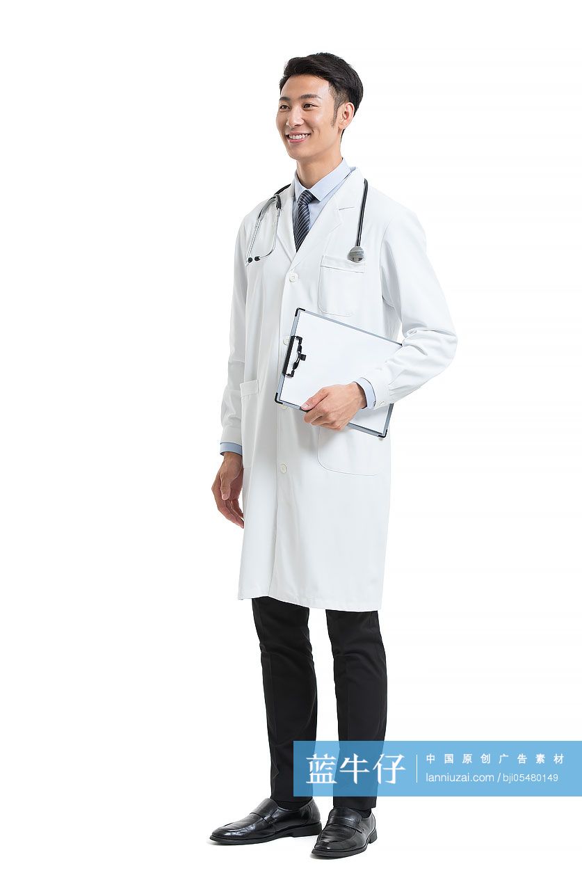 年轻医生拿着病历