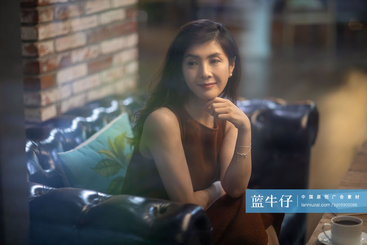 中年女性在咖啡馆喝咖啡
