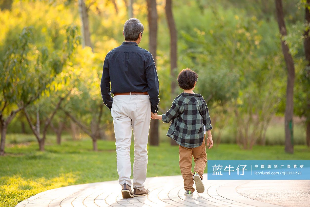 快乐的祖孙俩在公园一起散步