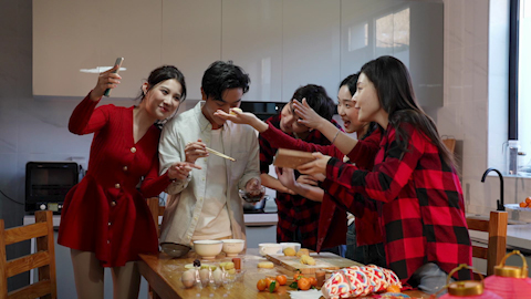 年轻朋友们自制月饼庆祝节日