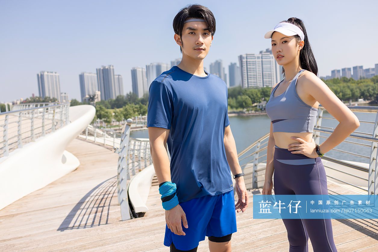 年轻男女户外运动