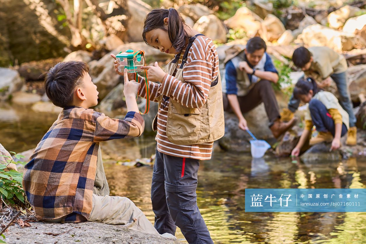 老师带学生在小溪边玩耍