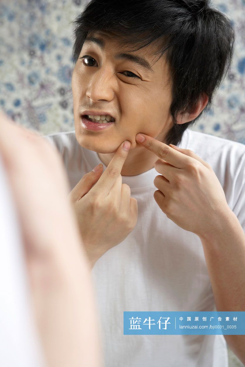 年轻男子照镜子