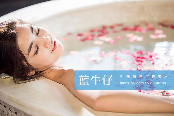 年轻美女泡花瓣浴