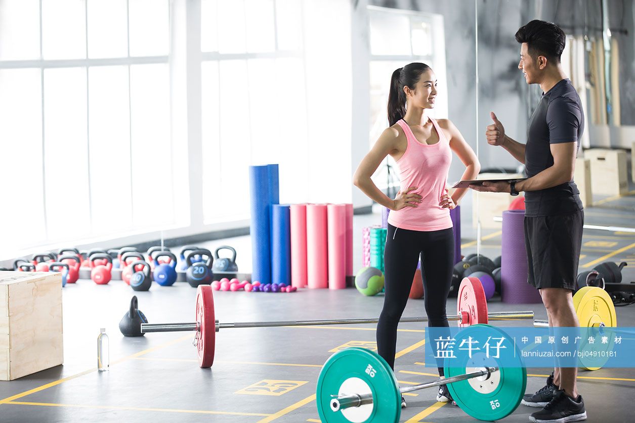 年轻女子在教练的指导下健身
