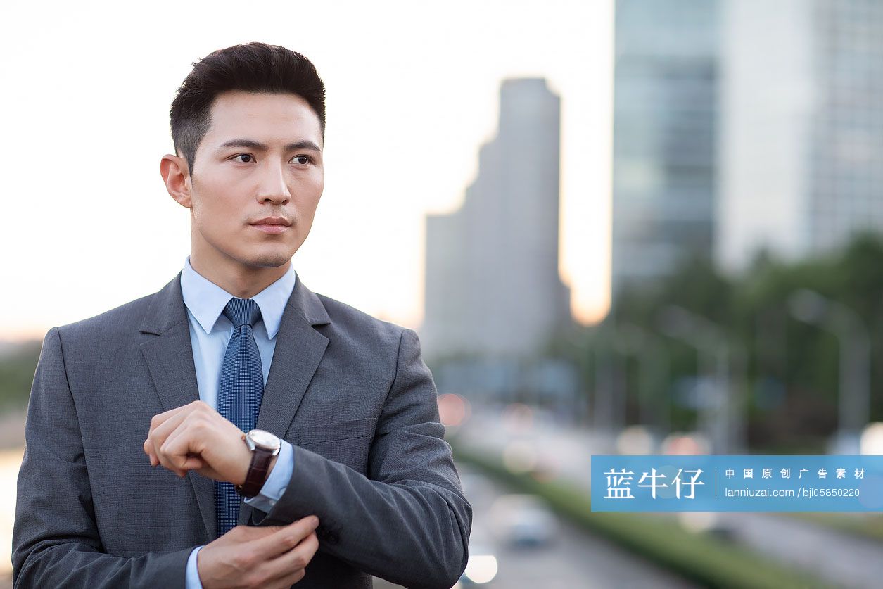 年轻商务男士整理袖口