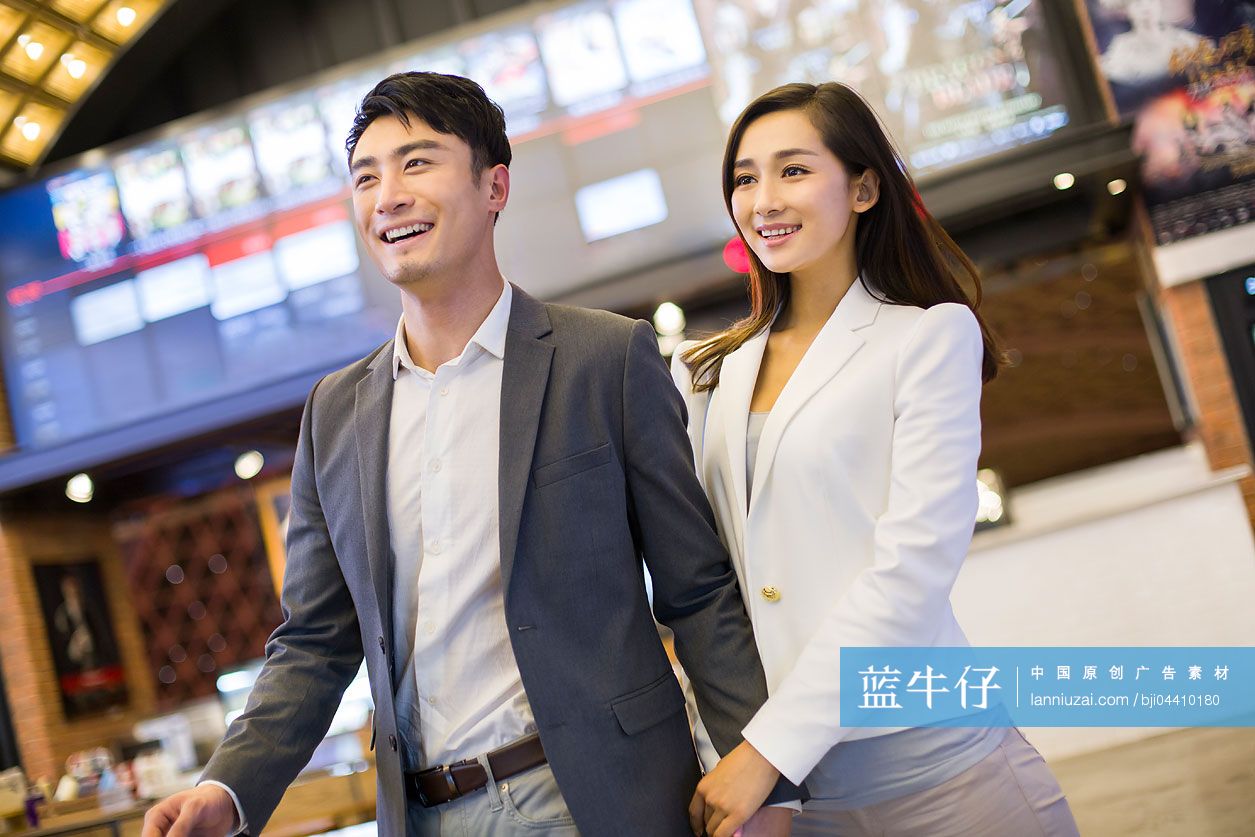 年轻情侣去电影院看电影