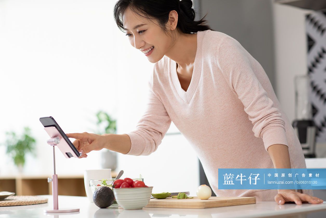 快乐年轻女士在厨房做沙拉