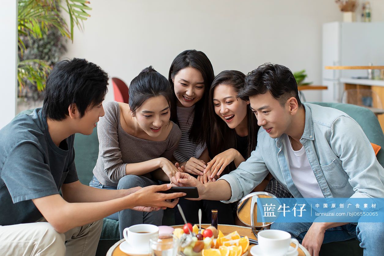 年轻朋友周末聚会