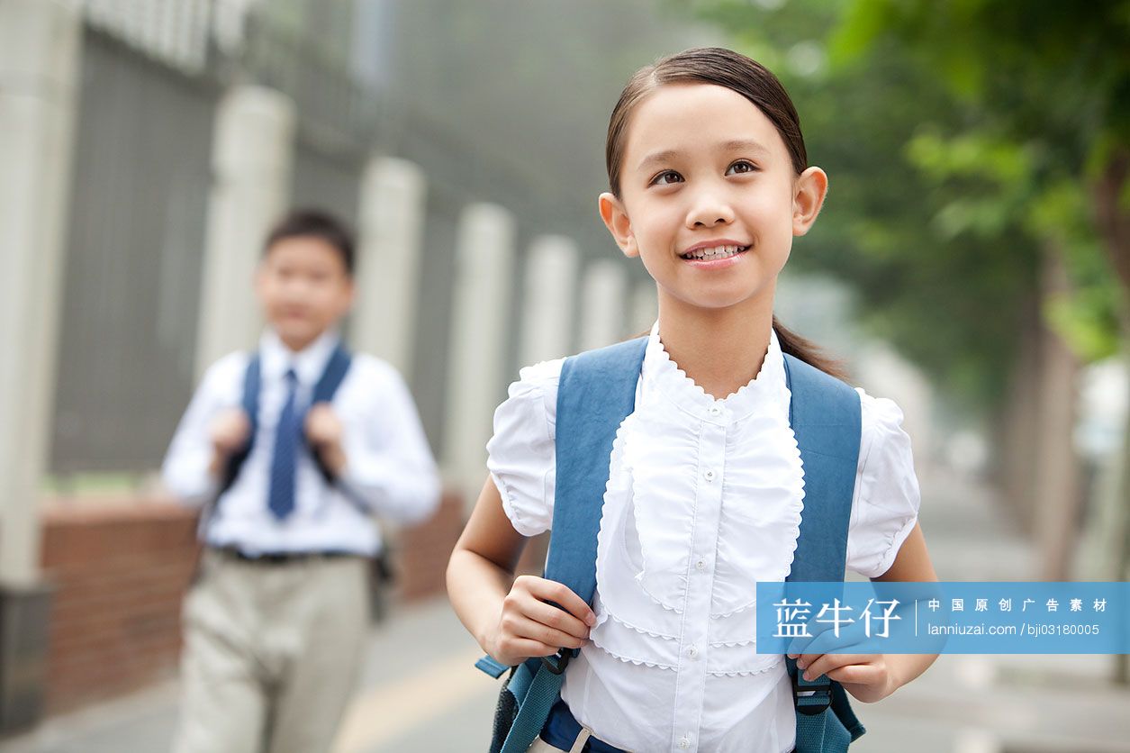 开心的小学生在路上