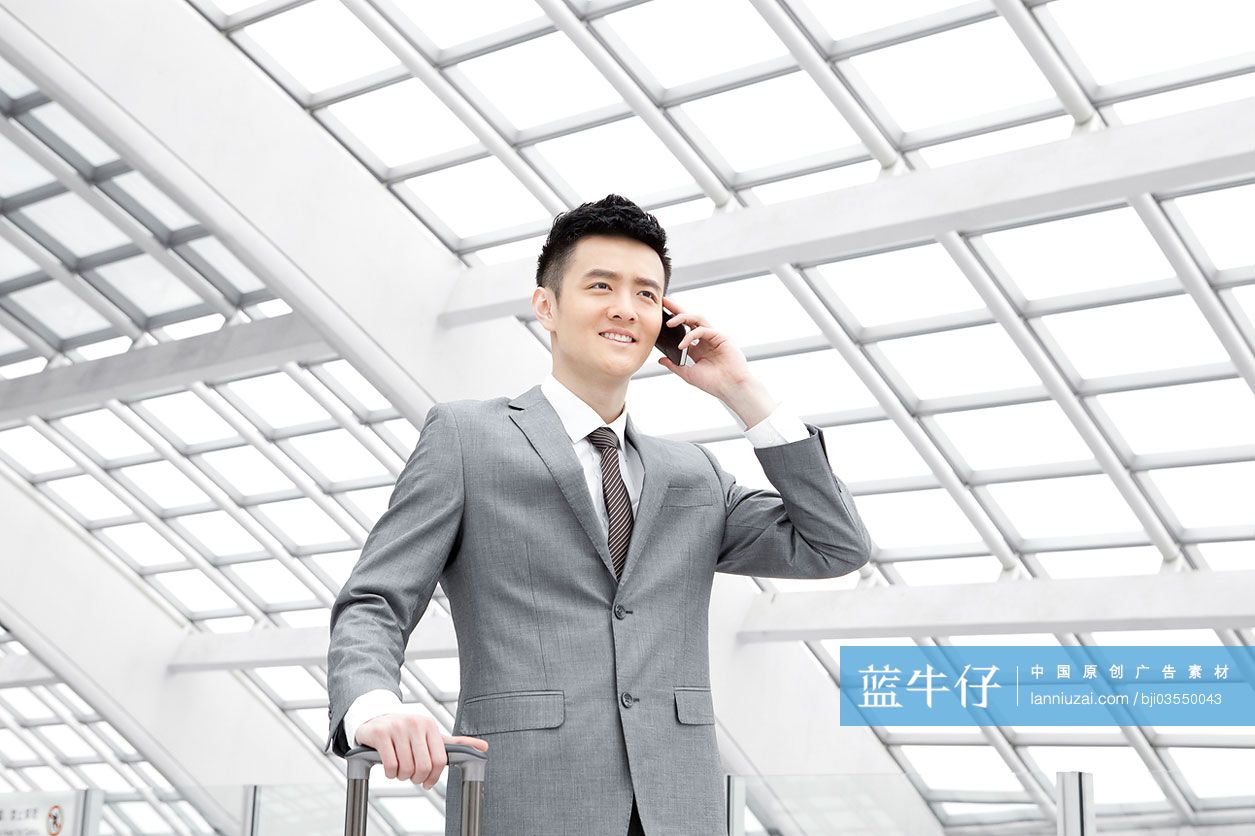 商务男士在机场打电话