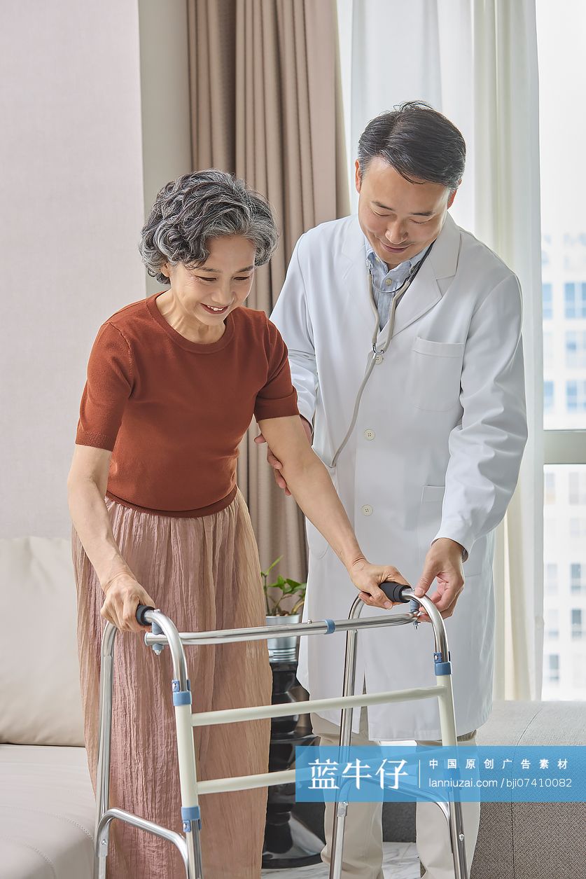 老年人正在进行医生问诊