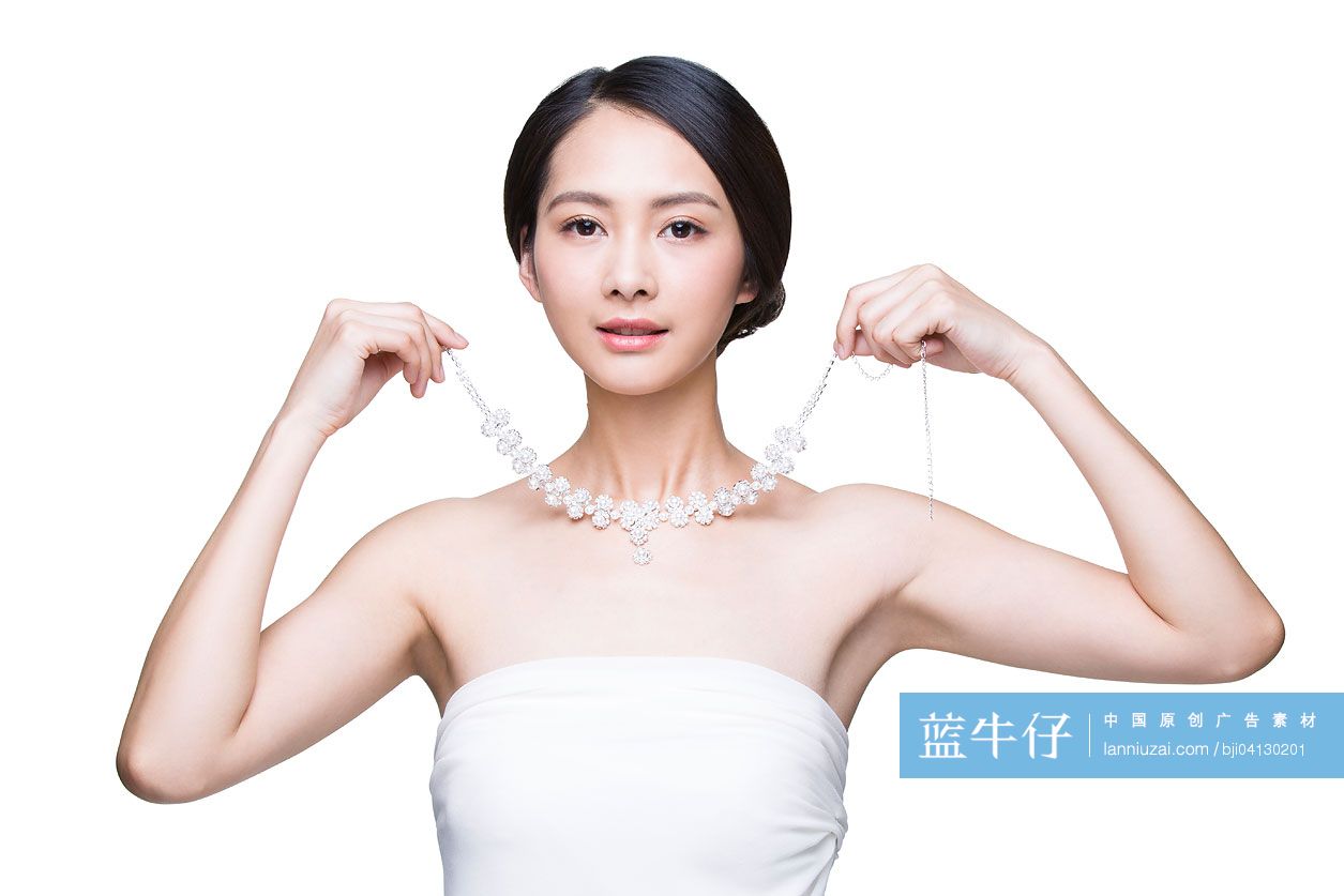 年轻美女与钻石项链