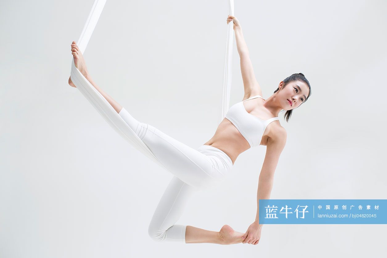 年轻女子练习空中瑜伽
