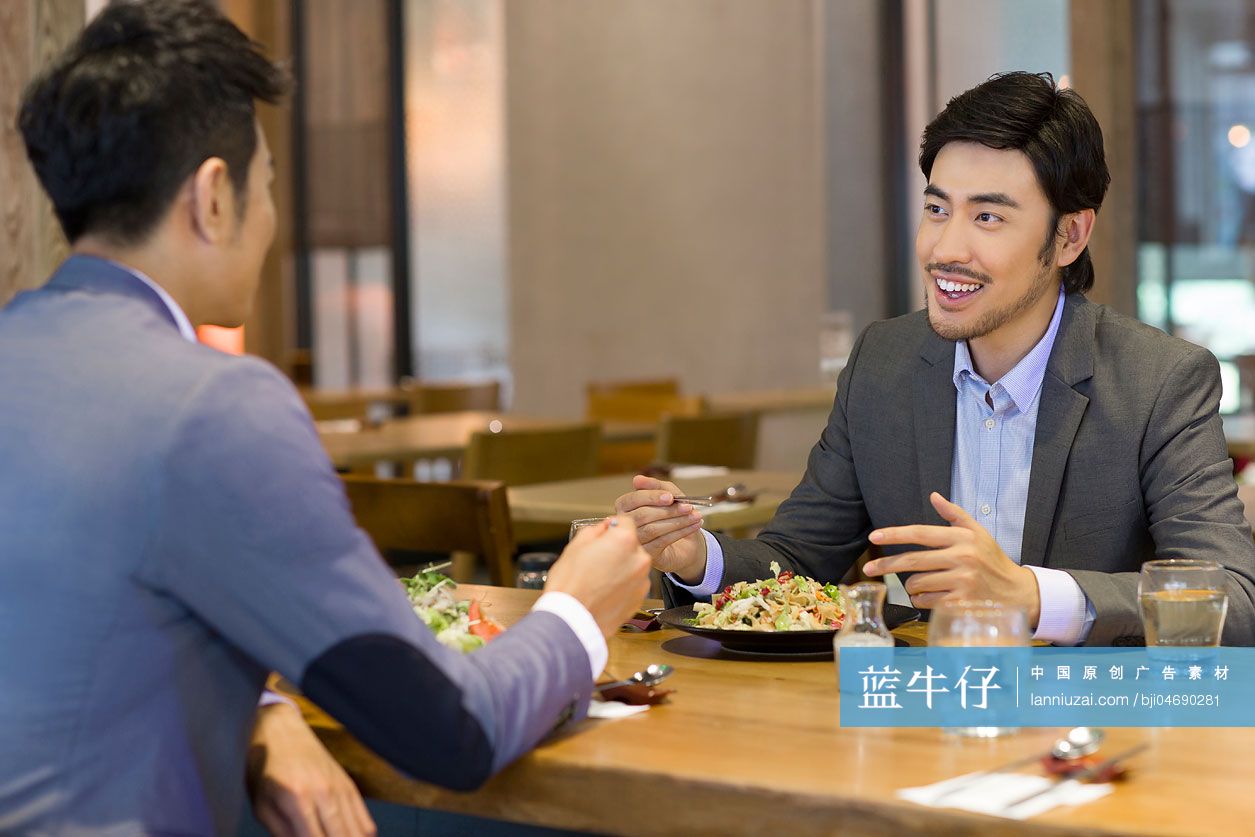 商务男士一起吃饭-蓝牛仔影像-中国原创广告影像素材