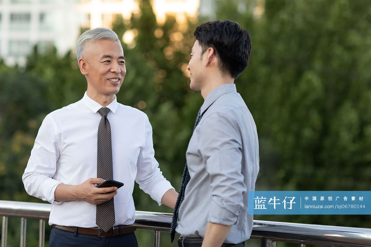 商务人士户外聊天