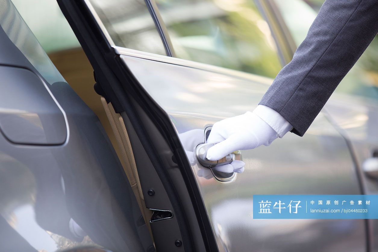 专车司机打开车门