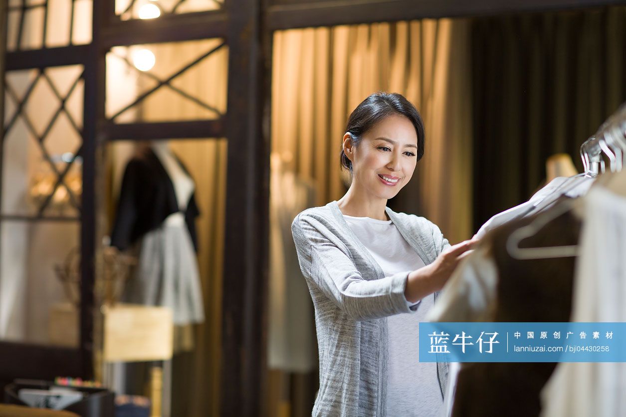 服装店店主检查服装