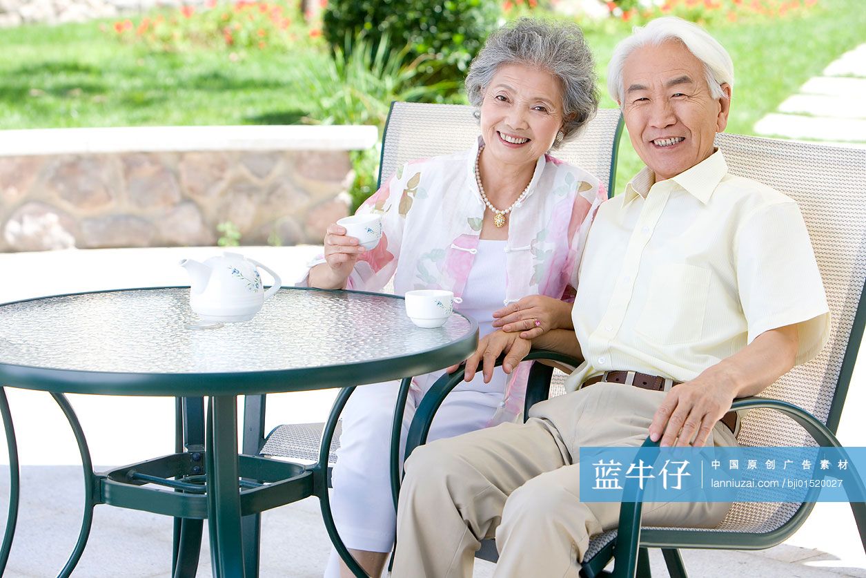 东方老年夫妇喝茶聊天-蓝牛仔影像-中国原创广告影像素材
