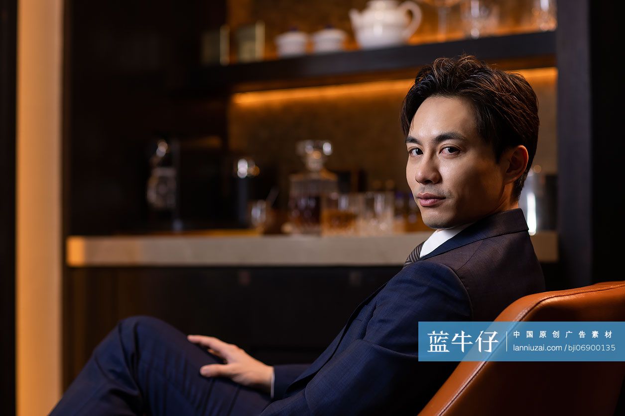 优雅的成功商务男士-蓝牛仔影像-中国原创广告影像素材