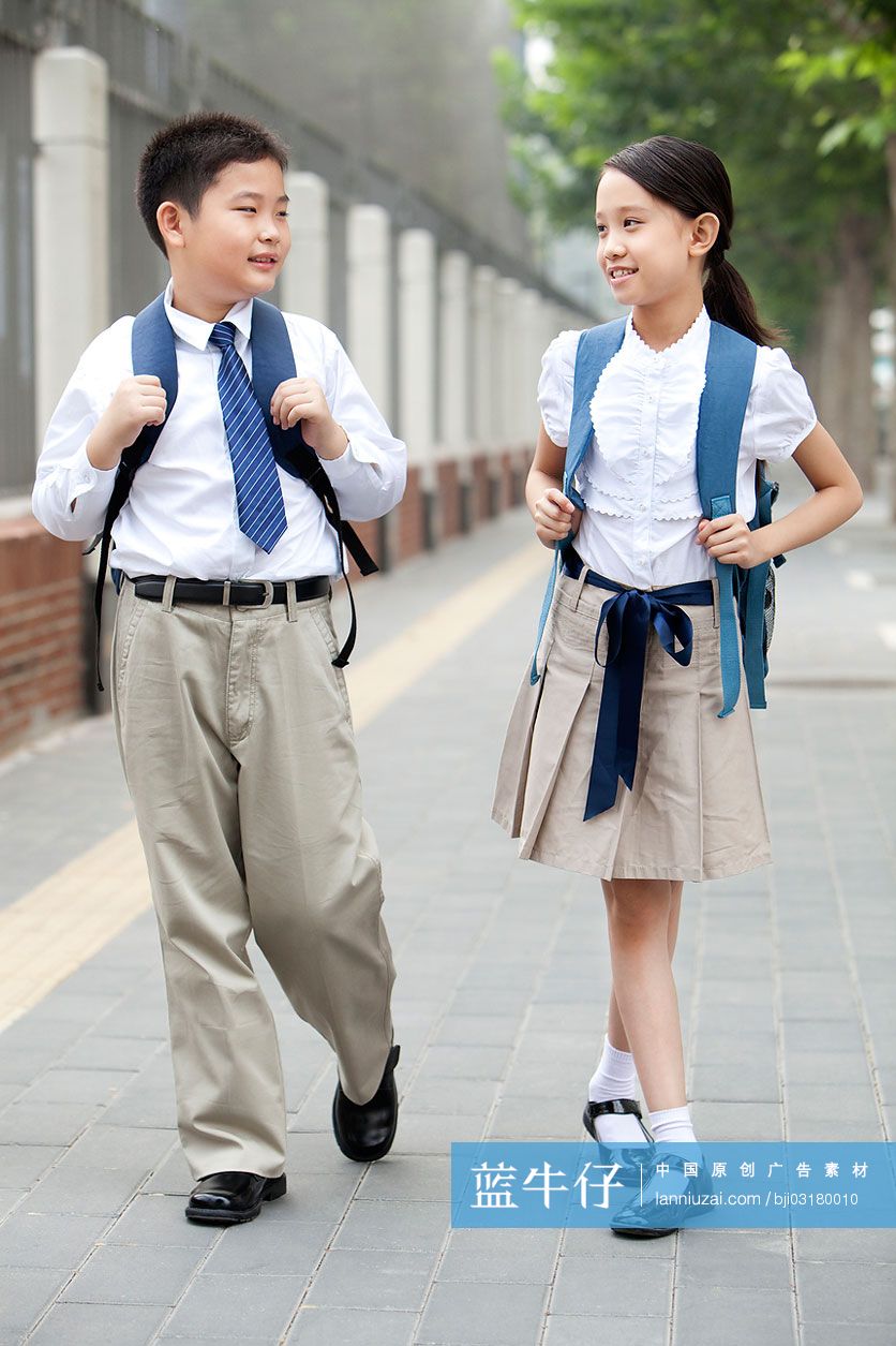 穿着校服的小学生在路上