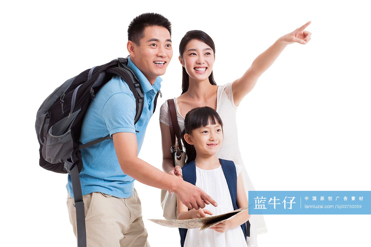 旅行的一家人看地图