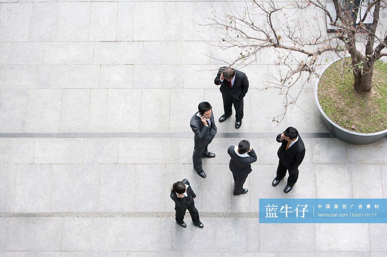 俯拍商务人士打电话