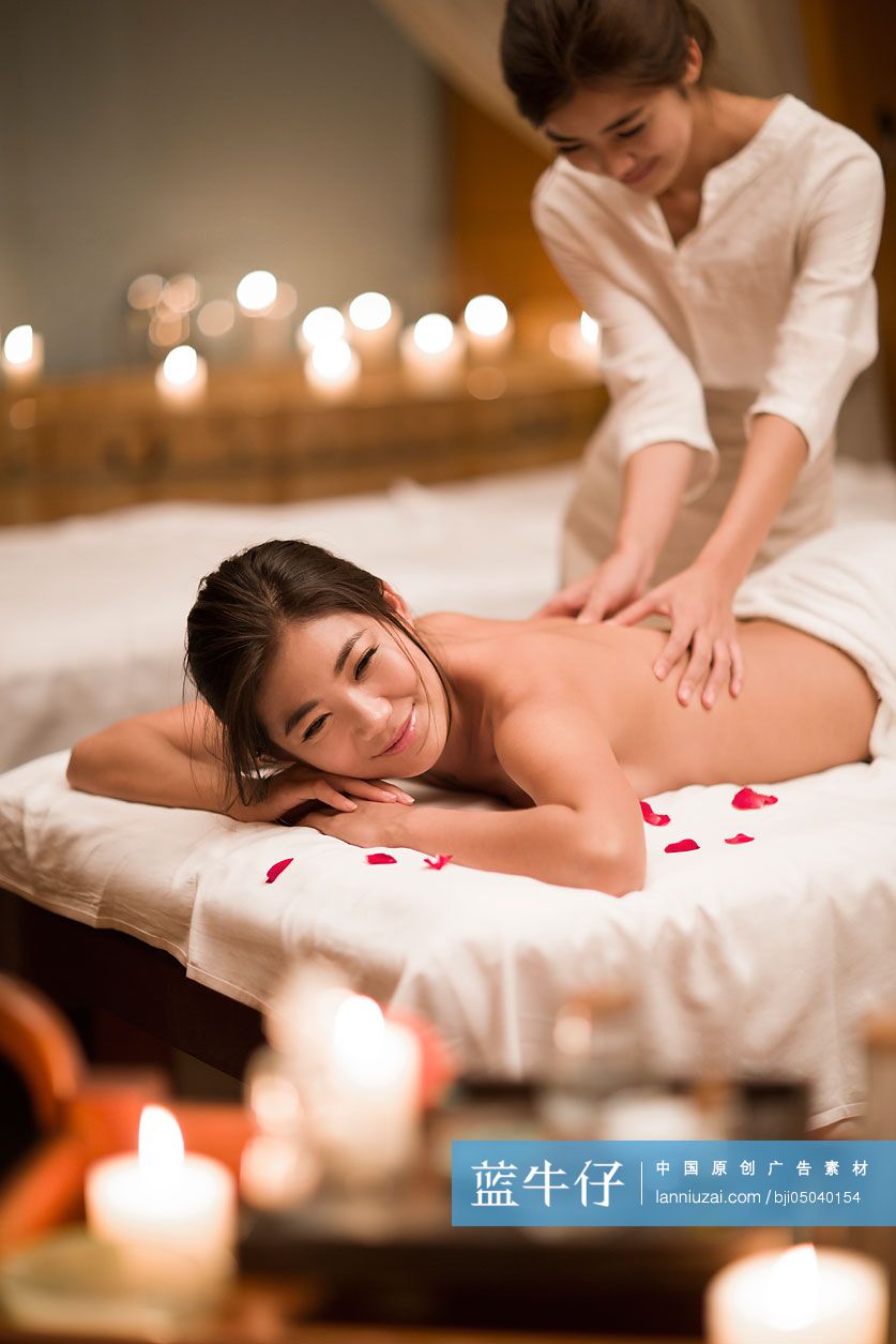 年轻美女做Spa