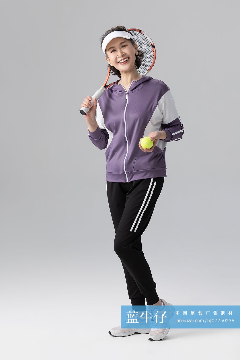 快乐的老年女子锻炼身体