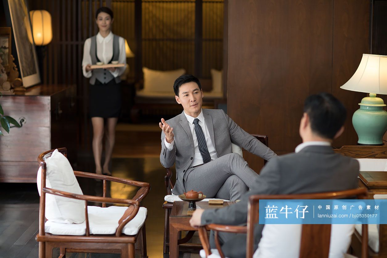 成功商务男子喝茶聊天