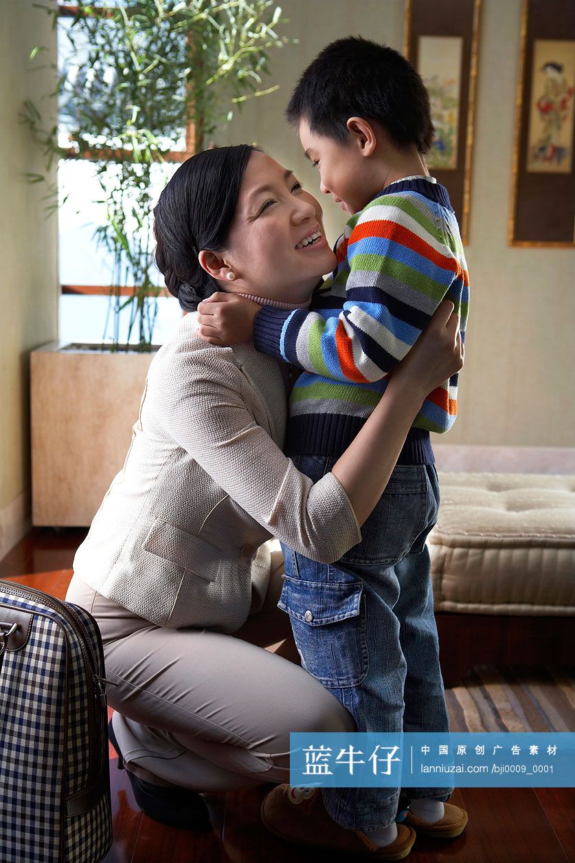 出行的母亲和孩子