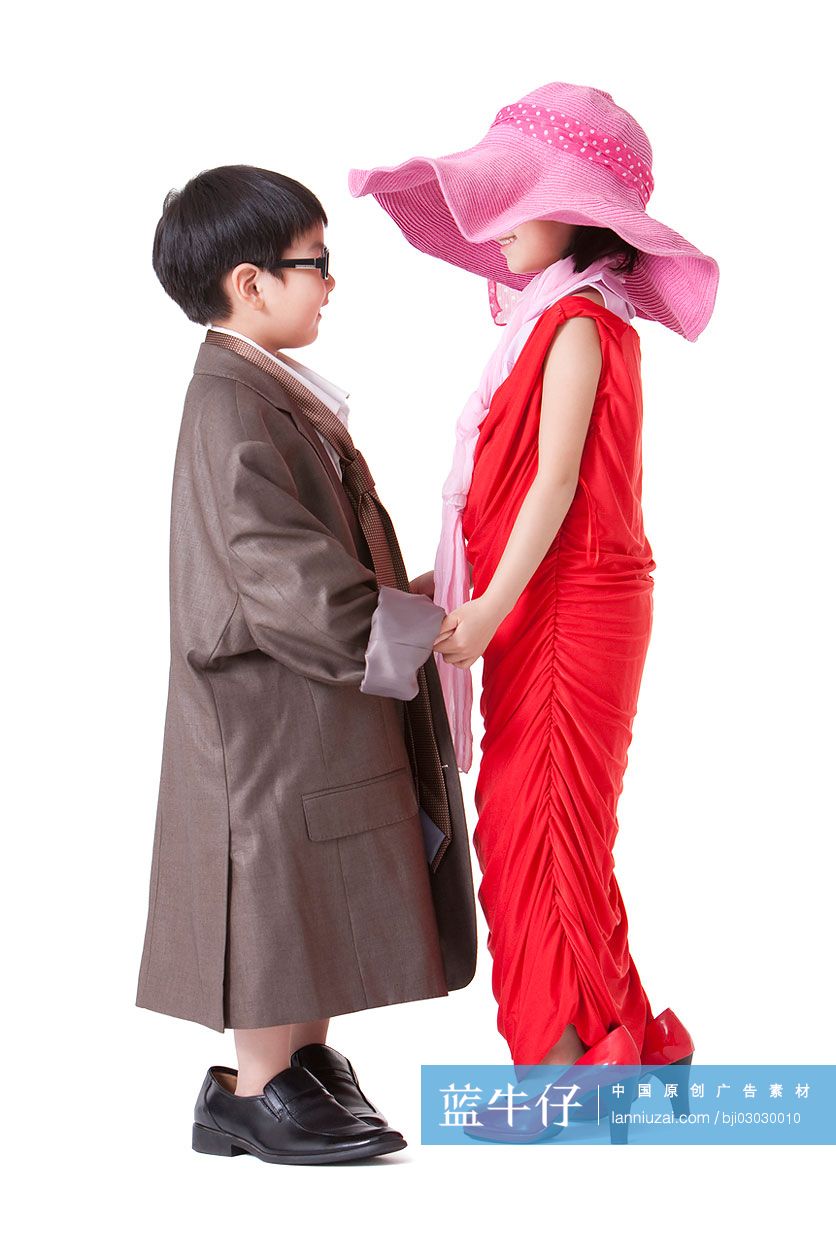 男孩女孩扮演大人