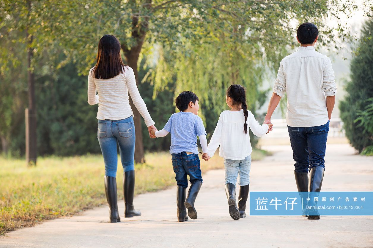 年轻家庭手牵手散步