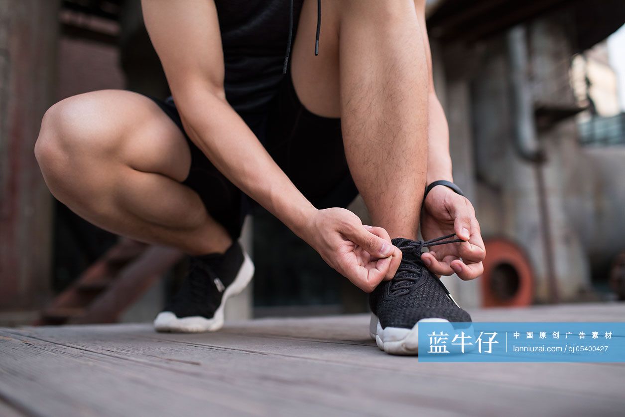 年轻男子系鞋带