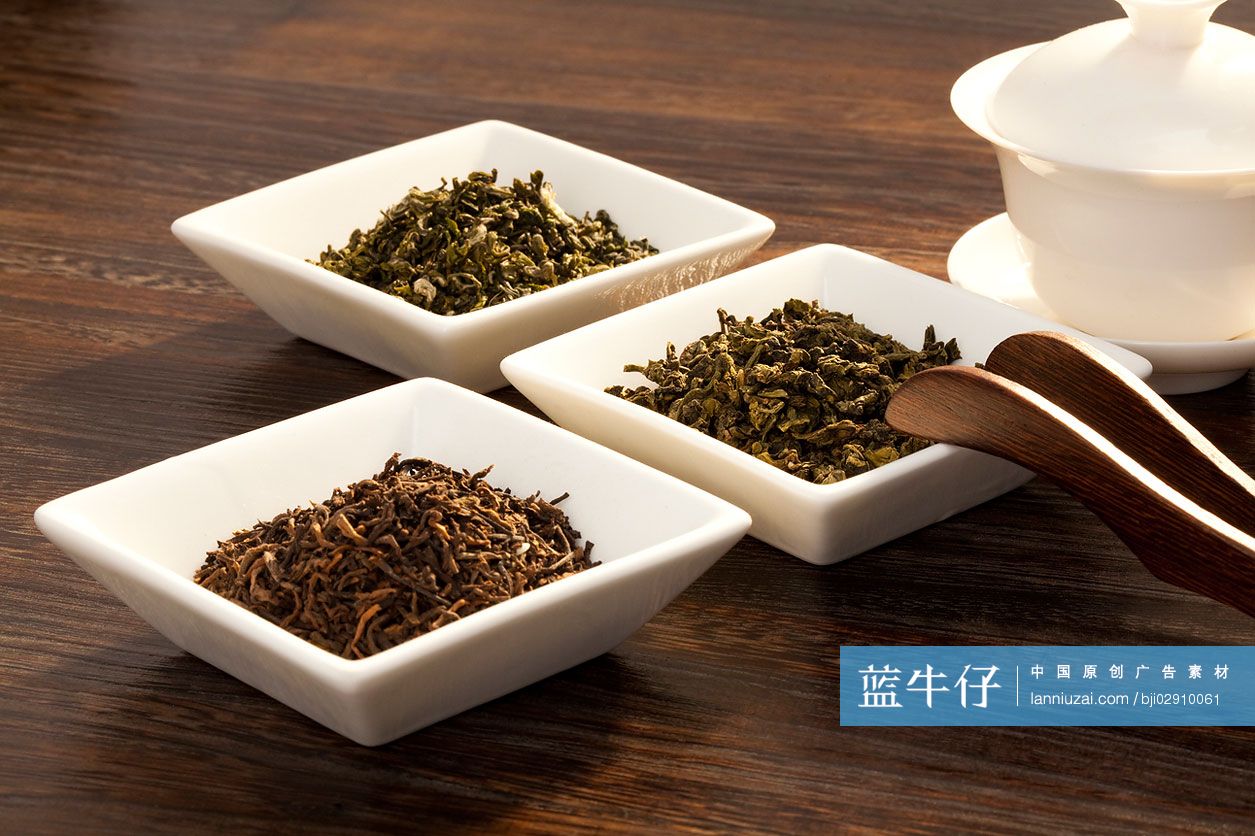 桌子上的茶具和茶叶