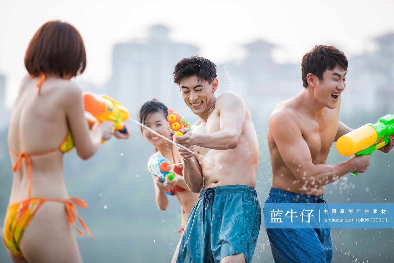 快乐的年轻人在户外打水仗