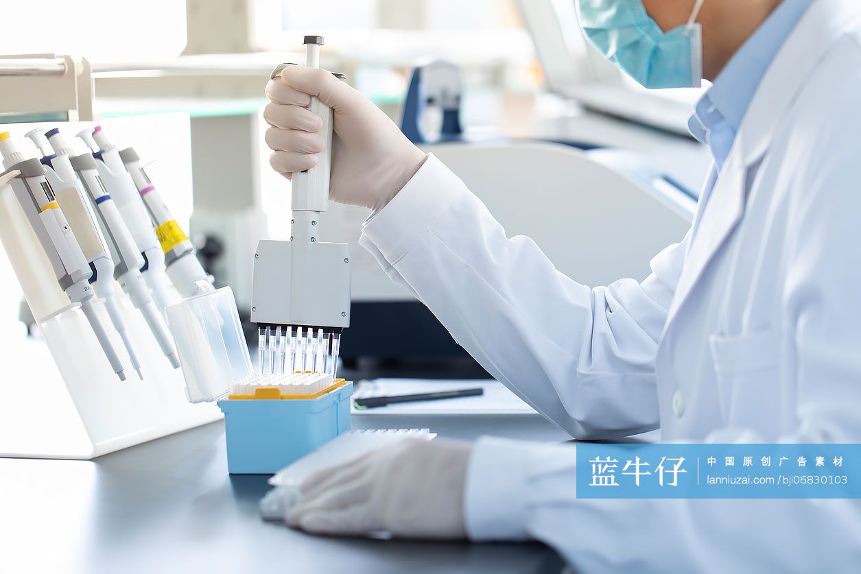 医学研究员在实验室工作