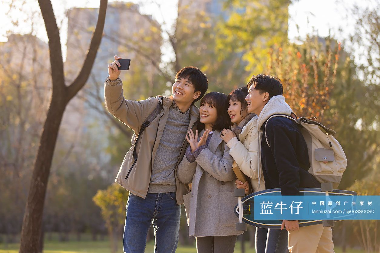 大学生在校园里自拍合照
