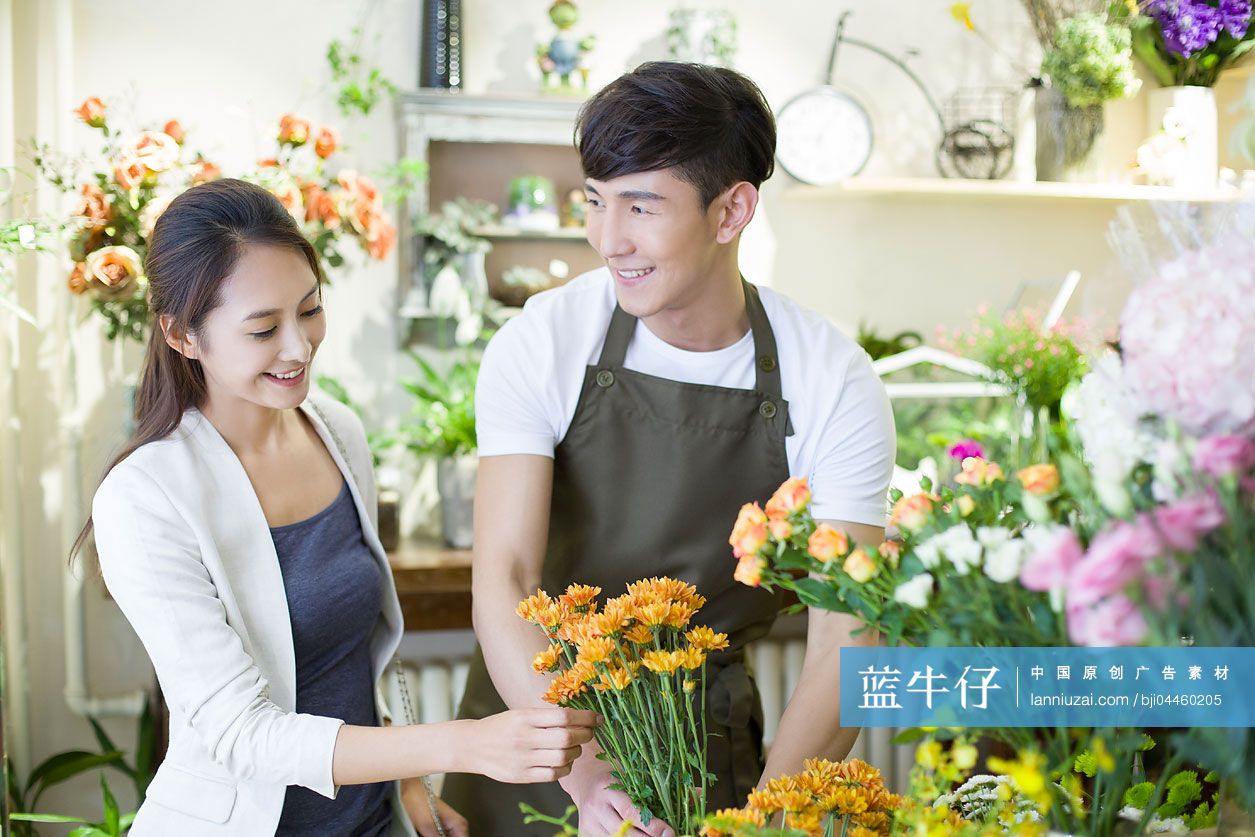 花店老板帮顾客选花