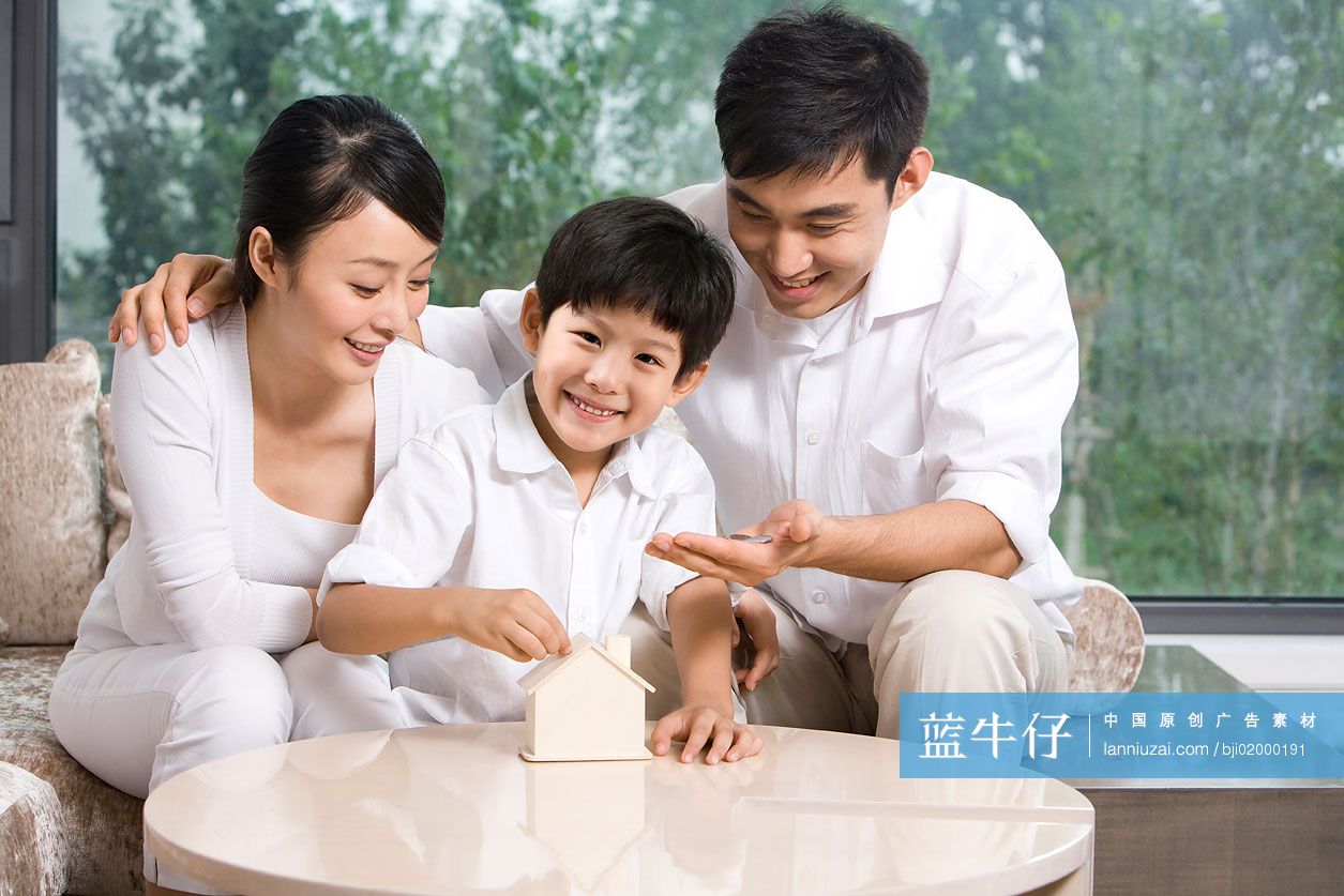 一家三口在一起储蓄