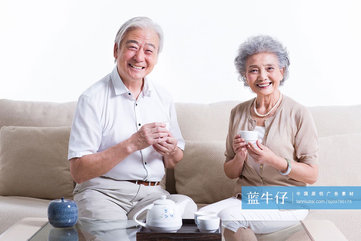 快乐老年夫妇喝茶-蓝牛仔影像-中国原创广告影像素材