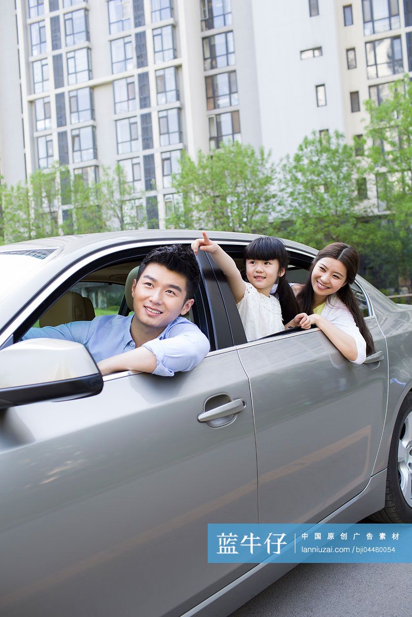 三口之家驾车外出