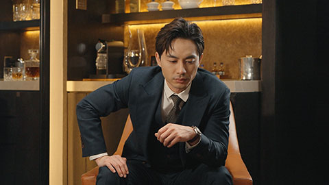 优雅的成功商务男士沉思