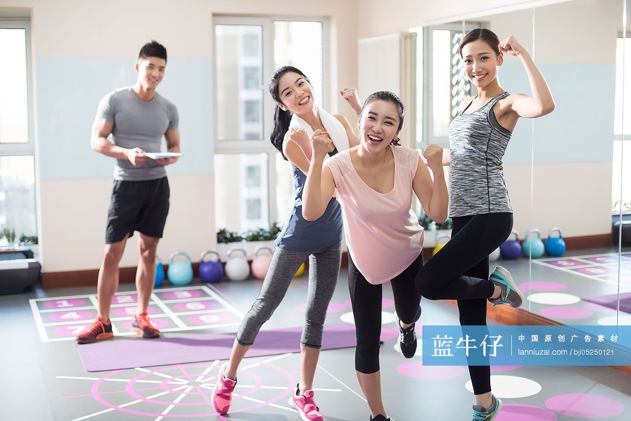 年轻闺蜜在健身房休息