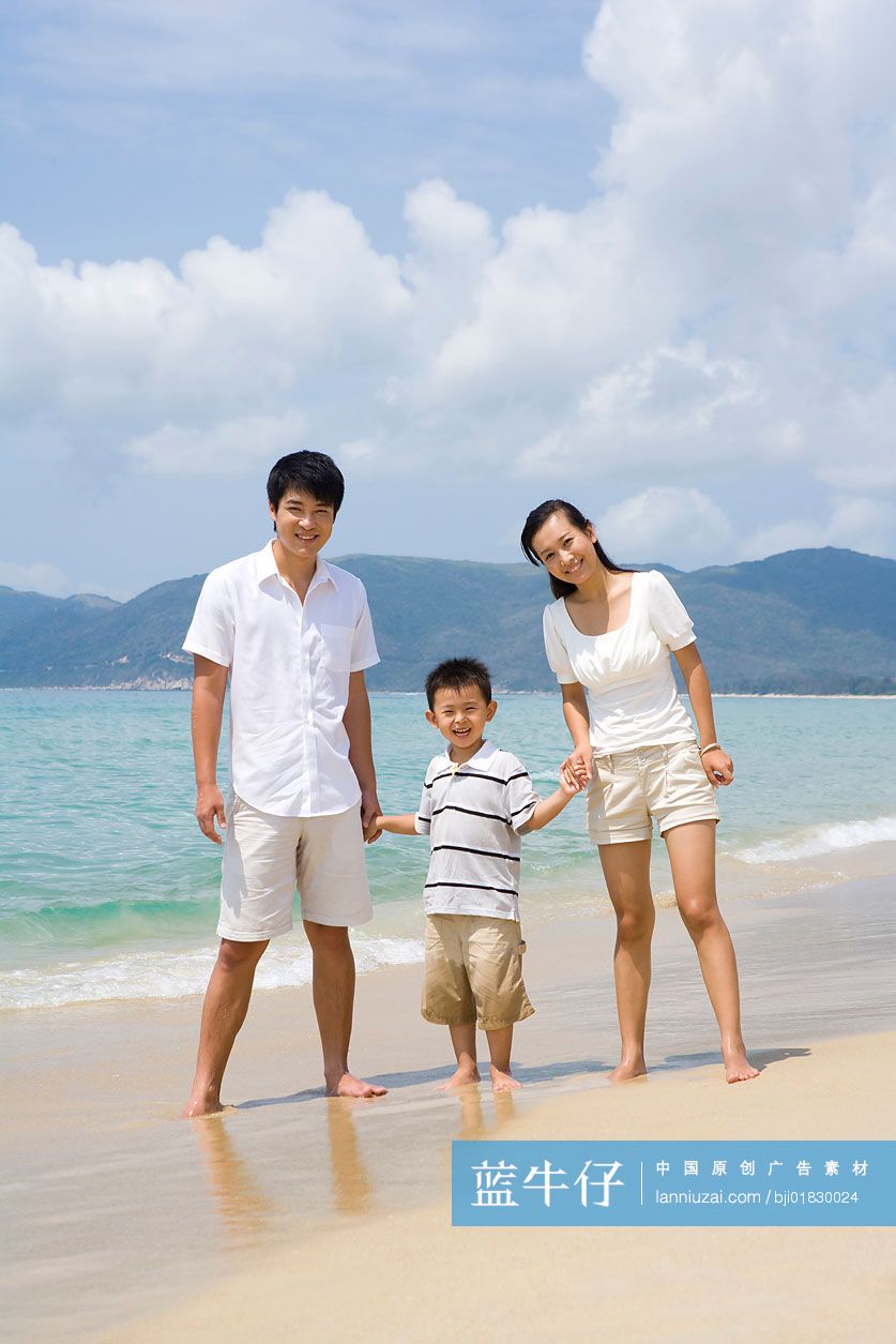 一家人在海边玩耍