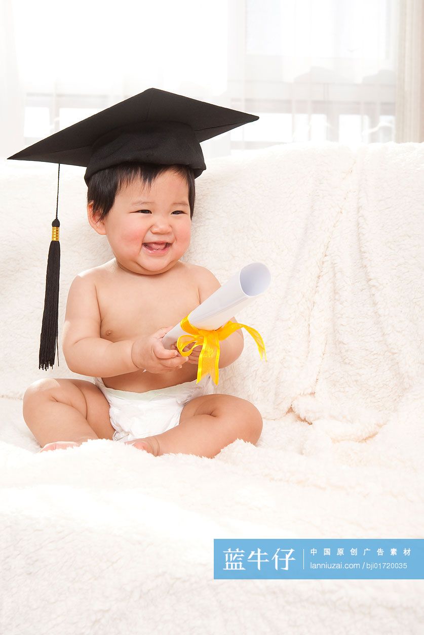 可爱的小宝宝和学士帽