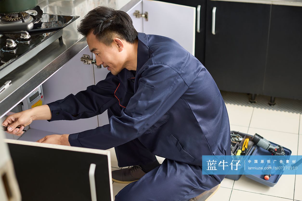 修理工修厨房用具